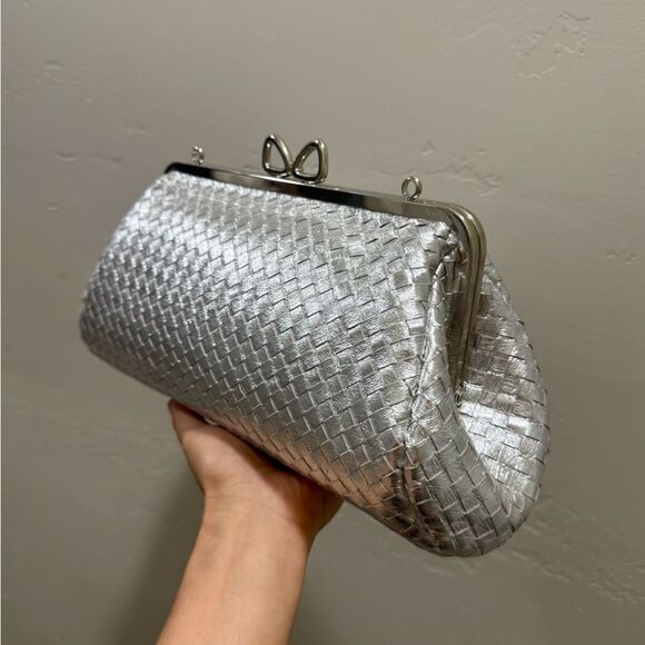 Silver Woven Leather Handmade Unique Bow Shaped Kisslock Baguette Bag/Crossbody - Picture 11 of 16